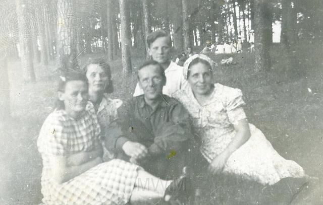 KKE 3077-17.jpg - Zdjęcie rodzinne. Od lewej: Teresa Borejszo, Jadwiga Czerniewska, Władysław Borejszo, powyżej Ryszard Czerniewski, Salomeja Borejszo, Wilno, 1940 r.